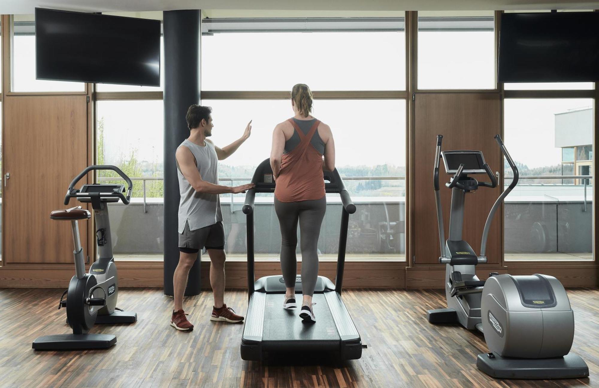 Falkensteiner Balance Resort Stegersbach - Adults Only Dış mekan fotoğraf A personal trainer coaching a client on a treadmill
