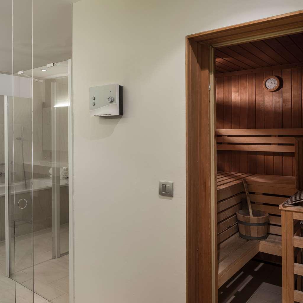 Falkensteiner Balance Resort Stegersbach - Adults Only Oda fotoğraf A shower and sauna in a hotel