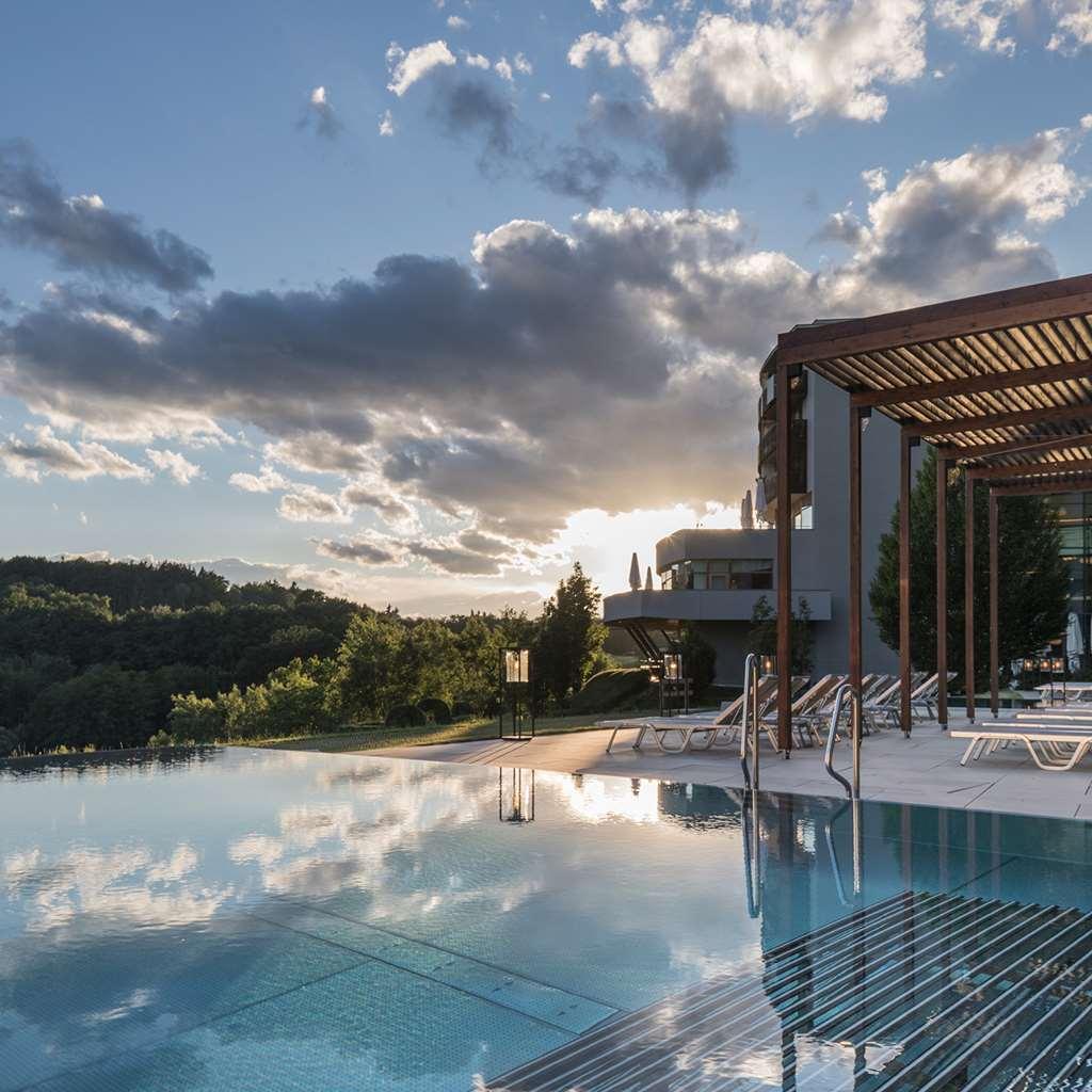 Falkensteiner Balance Resort Stegersbach - Adults Only Konforlar fotoğraf The pool at the Hotel