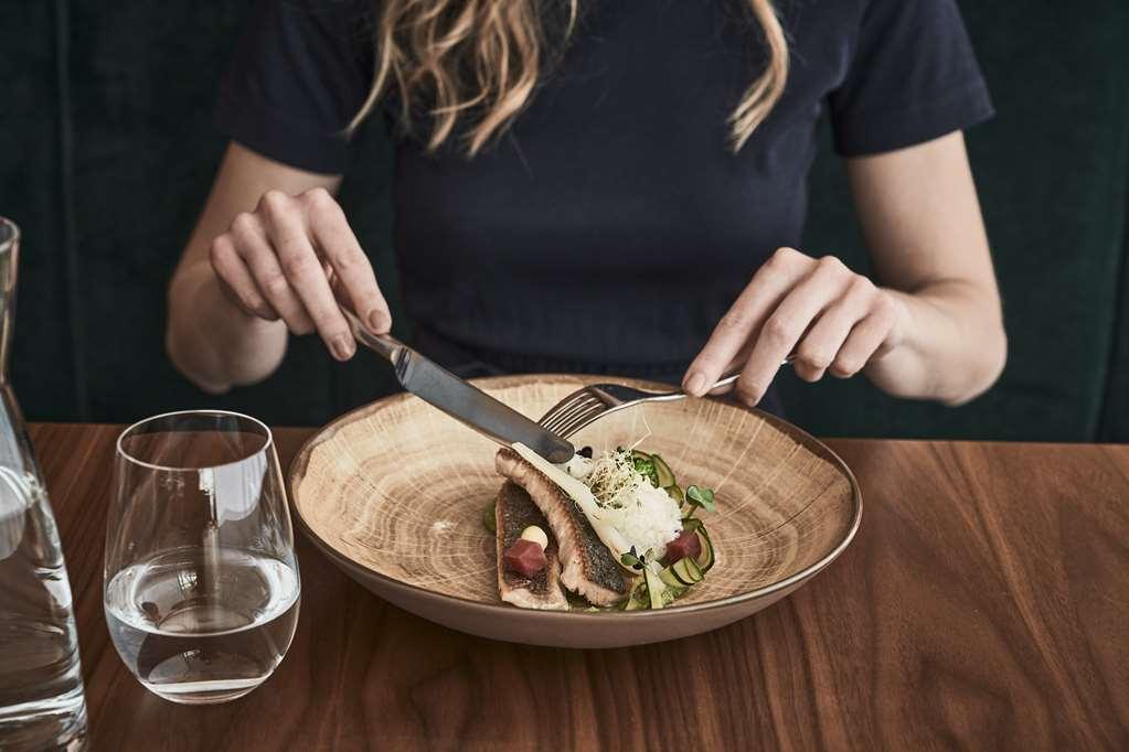 Falkensteiner Balance Resort Stegersbach - Adults Only Restoran fotoğraf A woman using a knife and fork to eat a salad