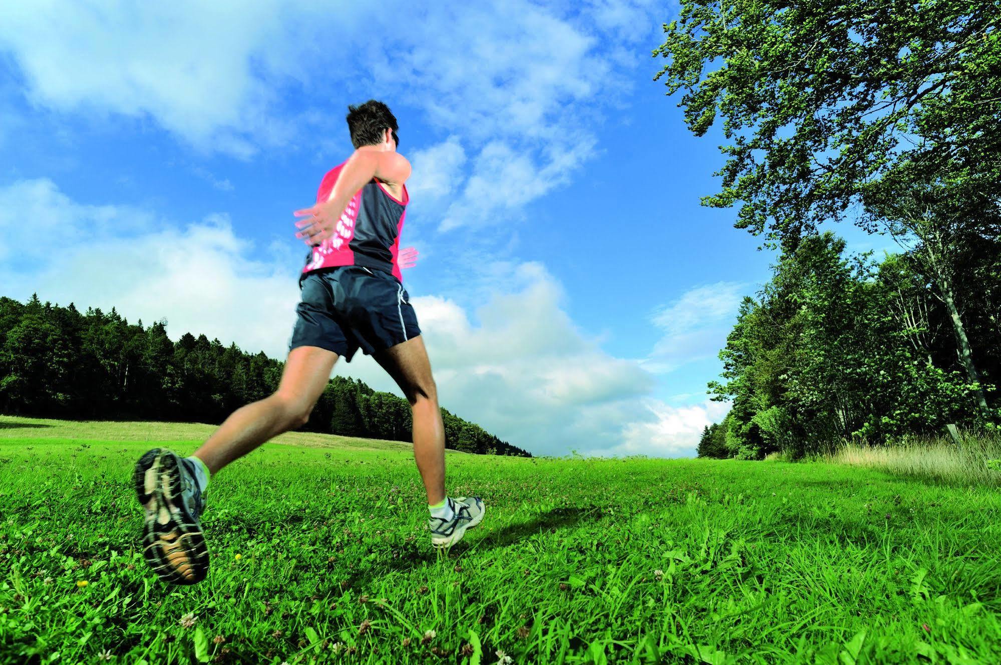 Falkensteiner Balance Resort Stegersbach - Adults Only Dış mekan fotoğraf A cross-country runner